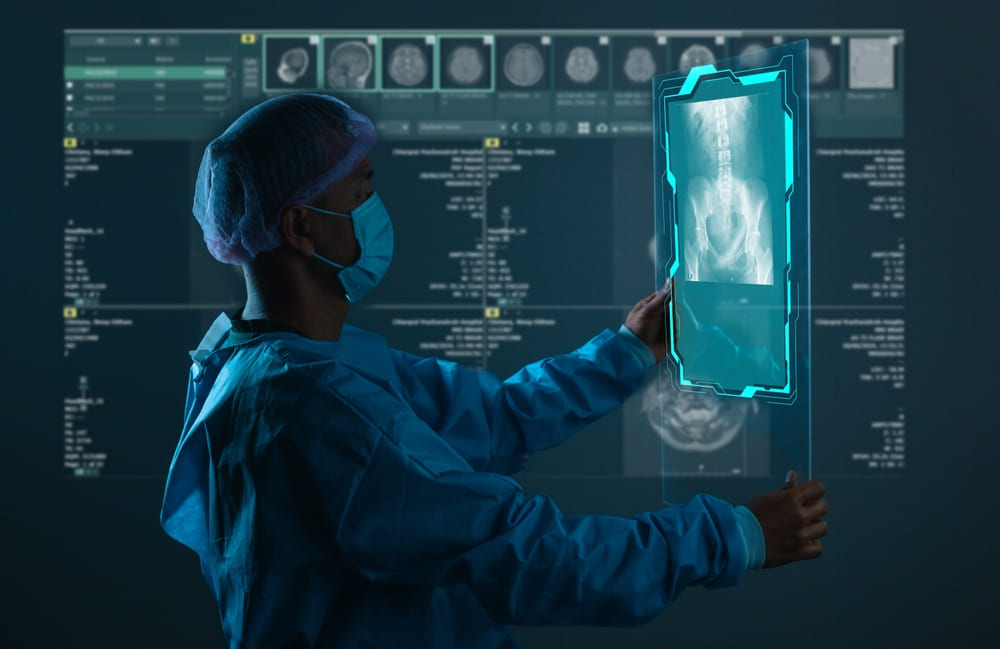 Врач консультирует пациента по реваскуляризирующей остеоперфорации Показания к реваскуляризирующей остеоперфорации