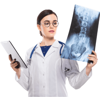 Врач-рентгенолог обследует снимок пациента